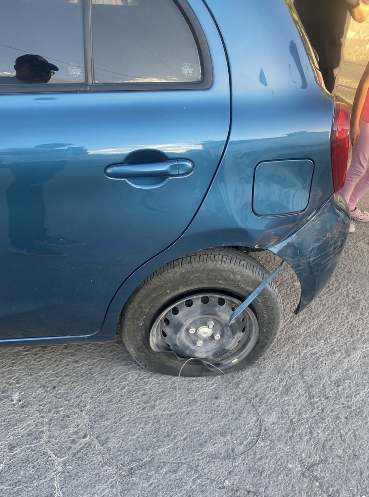 El vehículo Pointer se impactó contra un auto Nissan March que se encontraba estacionado.