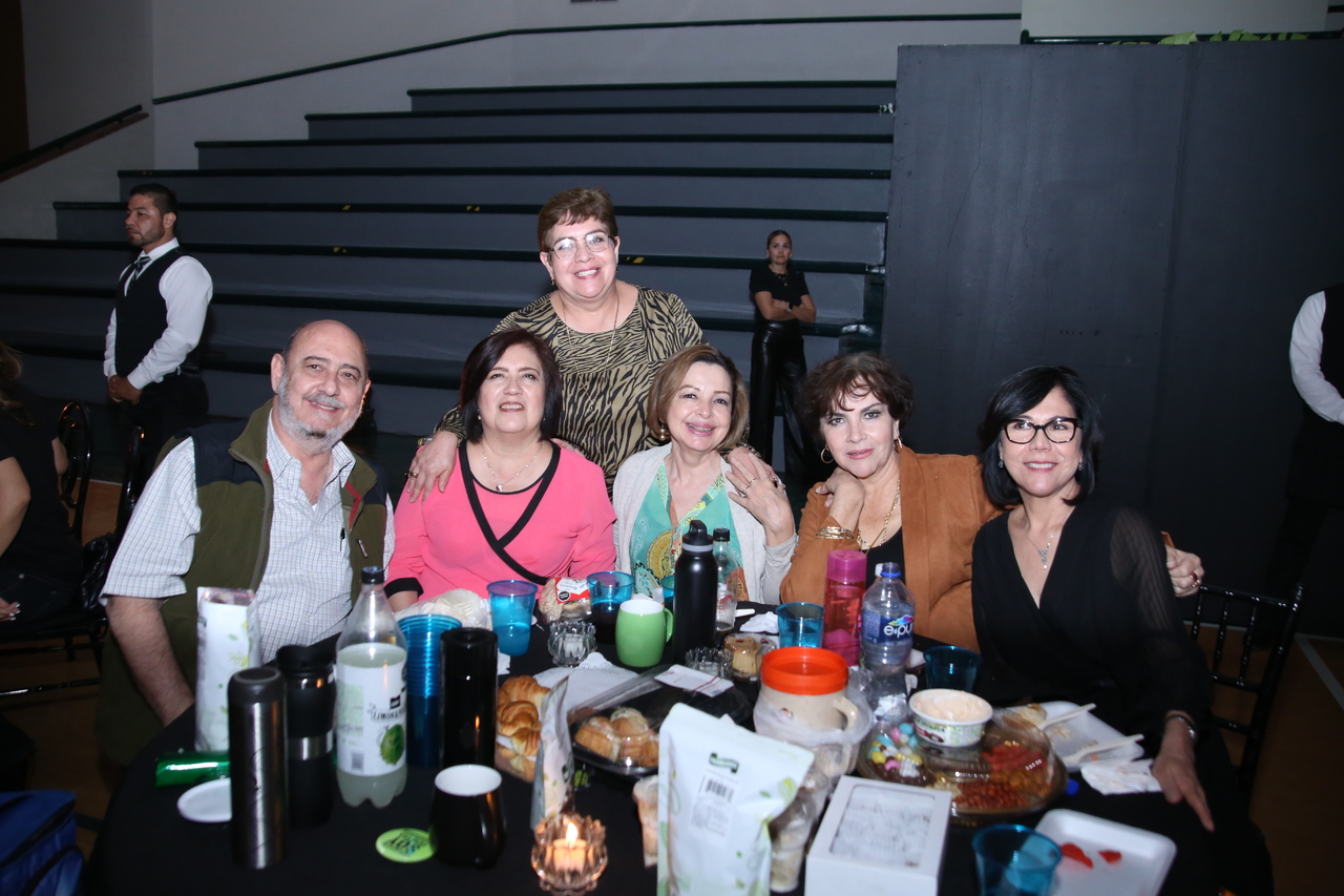 Ernesto de la Garza , Leticia, Susana, Claudia, Adriana y Edna (EL SIGLO DE TORREÓN/VAYRON INFANTE)