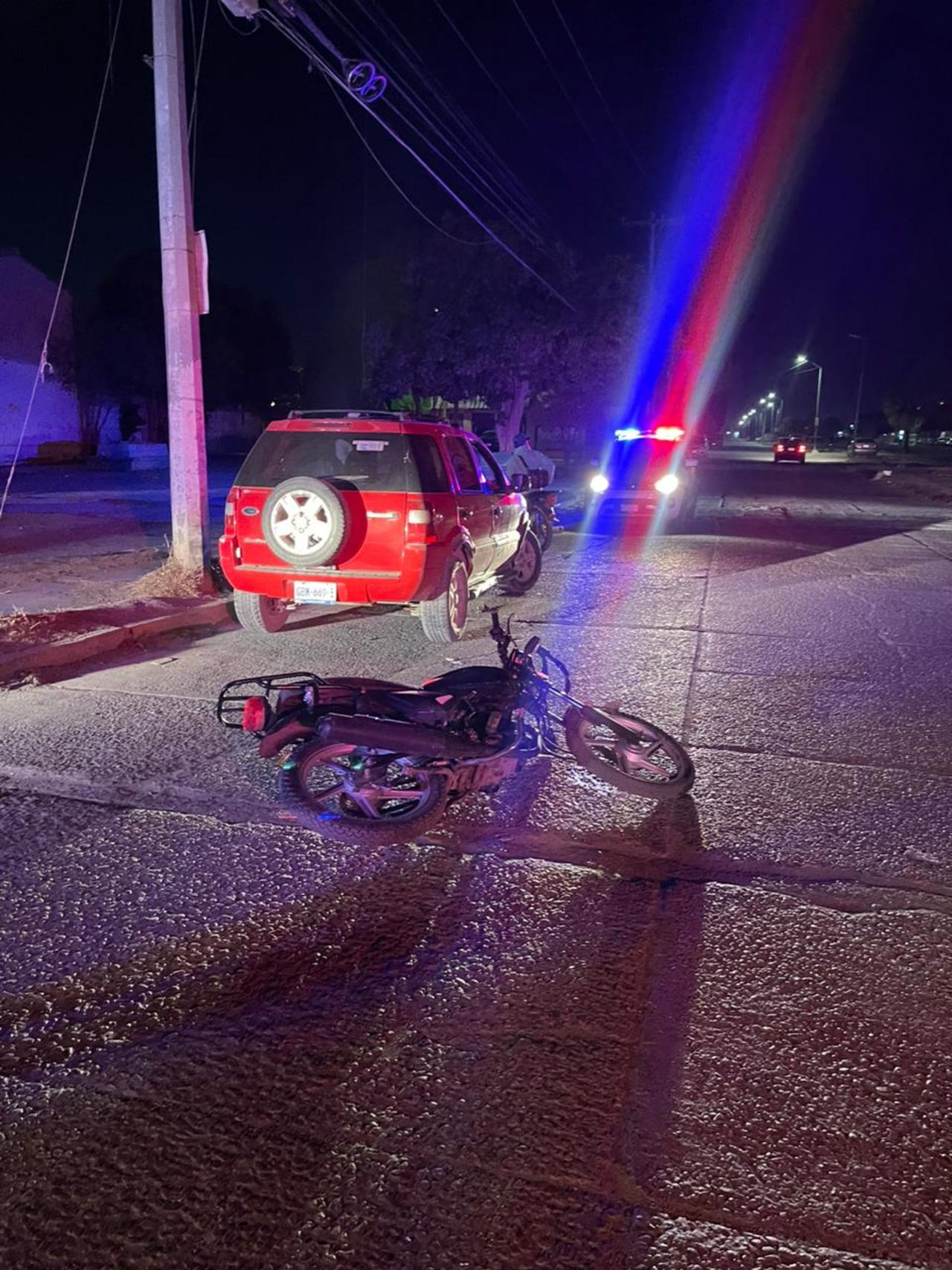 La camioneta EcoSport impactó la motocicleta donde viajaban el joven y el menor.