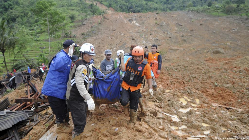 Mueren al menos 10 personas tras un corrimiento de tierra en Indonesia