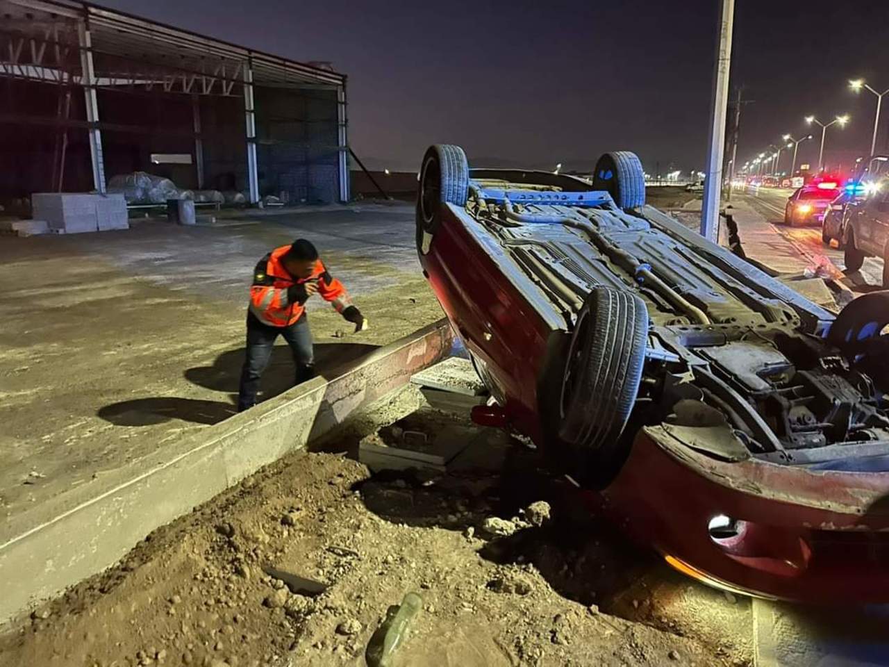 Localizan auto volcado en la antigua carretera a San Pedro, propietario se retiró del lugar.