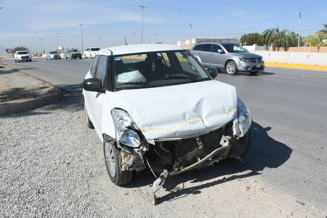 El auto Suzuki terminó destrozado del frente al impactarse contra las paredes del Sistema Vial Centenario.