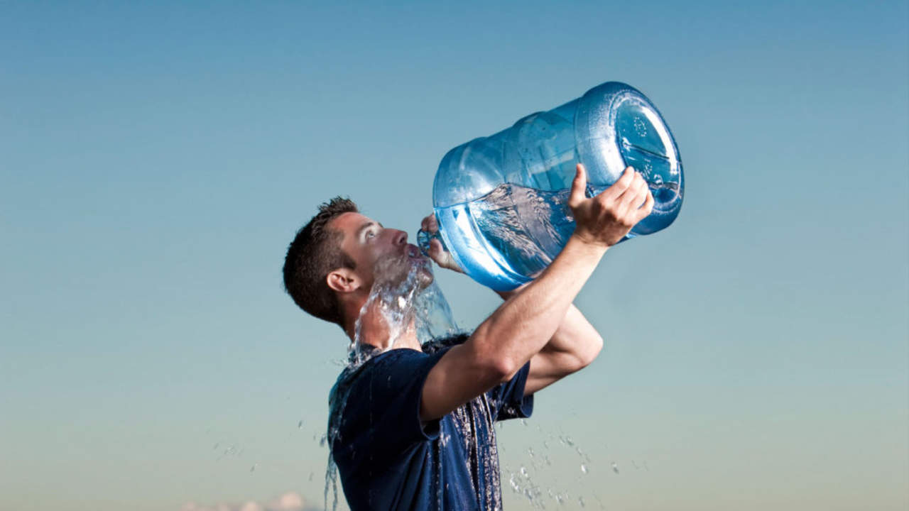 Lo óptimo es beber ocho vasos al día, aunque la cantidad puede variar en función del peso, talla, actividad física y hábitos de vida.