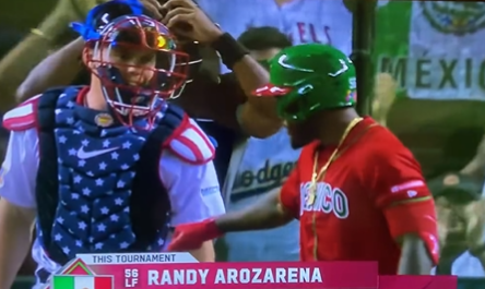 Catcher de Estados Unidos le niega el saludo a un pelotero mexicano