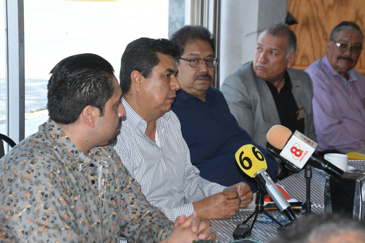 Taxistas concesionados acusan a Uber y Didi de operar en la ilegalidad, piden acciones al municipio de Torreón y al estado. (FERNANDO COMPEÁN / EL SIGLO DE TORREÓN)