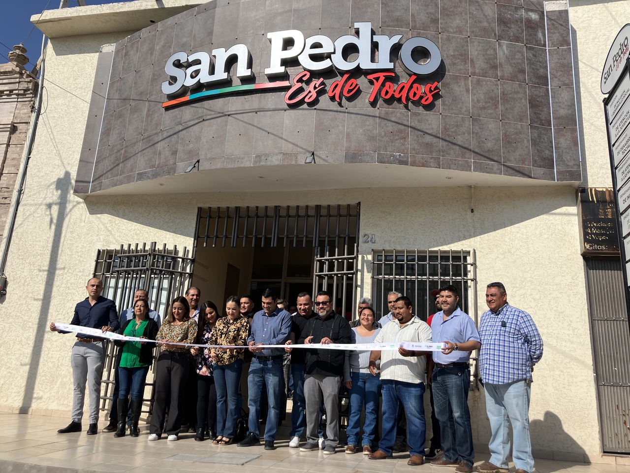 Ayer se realizó el corte del listón para oficializar el funcionamiento de las dependencias municipales en el edificio que se arrendó. (EL SIGLO DE TORREÓN)