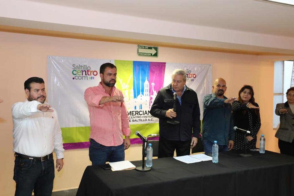 El alcalde José María Fraustro Siller tomó protesta a Roberto Rojas Oyervides como nuevo presidente de la Asociación de Comerciantes del Centro Histórico de Saltillo.