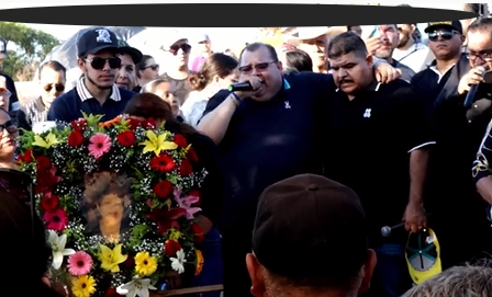 VIDEO: Con banda y cantando 'El Coyote' da último adiós a su mamá