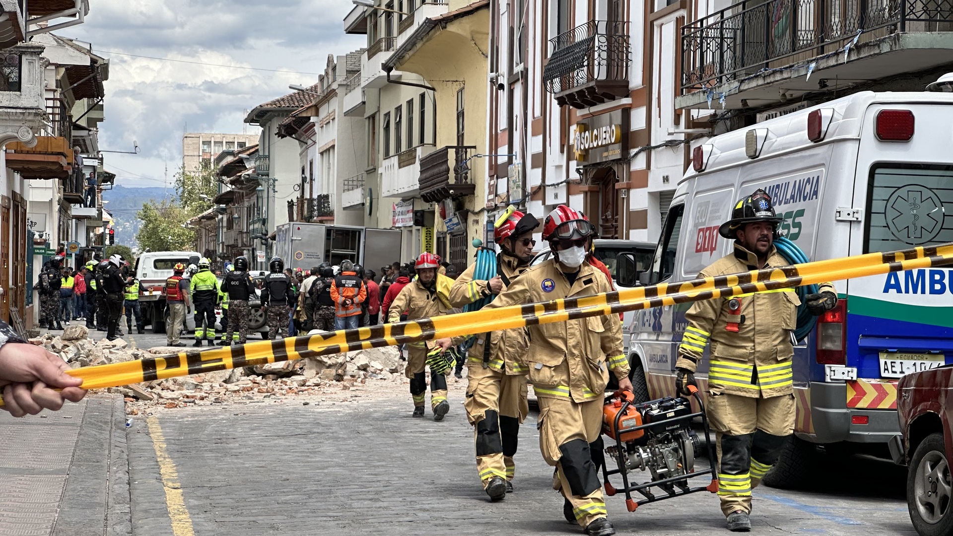 Thirteen deaths and 126 injuries are reported by an earthquake of magnitude 6.5 in Ecuador