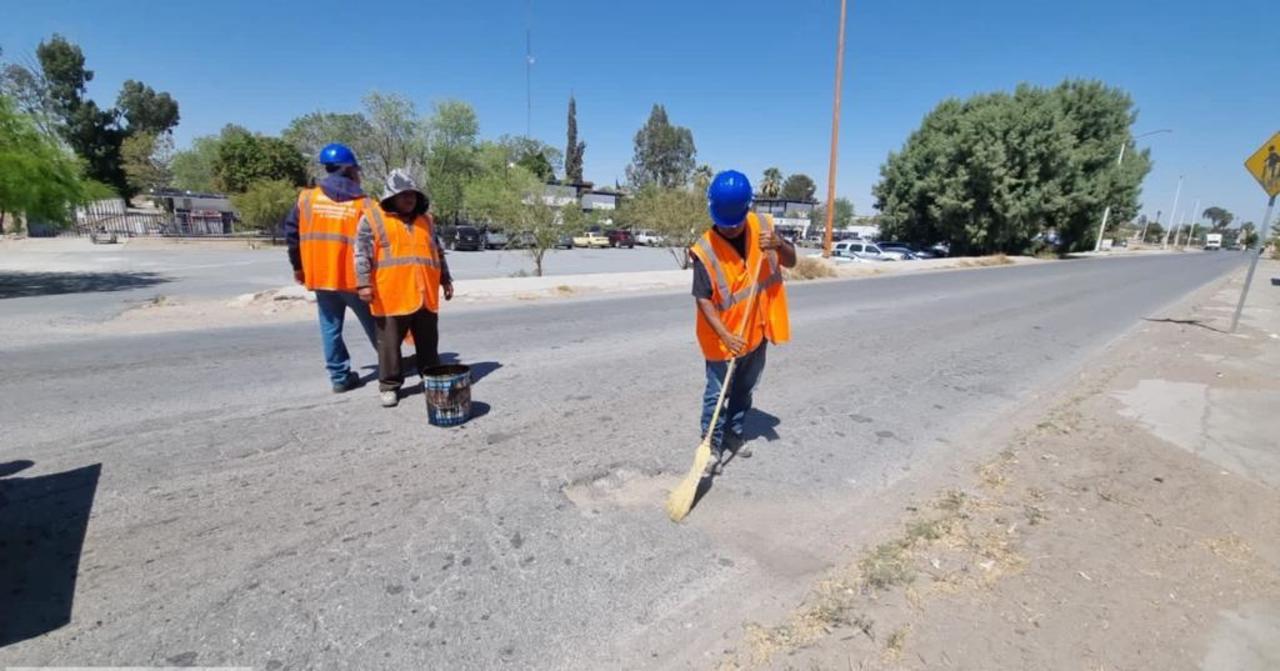 Realizan trabajos de bacheo en carretera de San Pedro