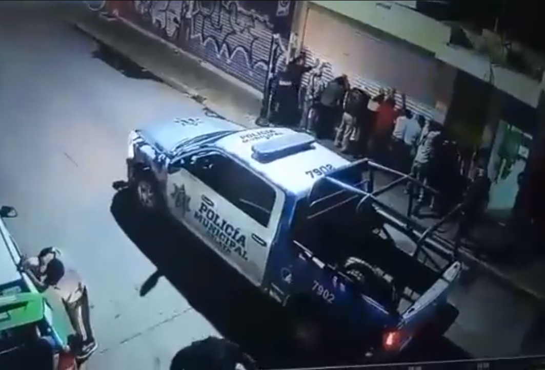 VIDEO: They capture the moment when police officers allow a subject to hit civilians in Guanajuato