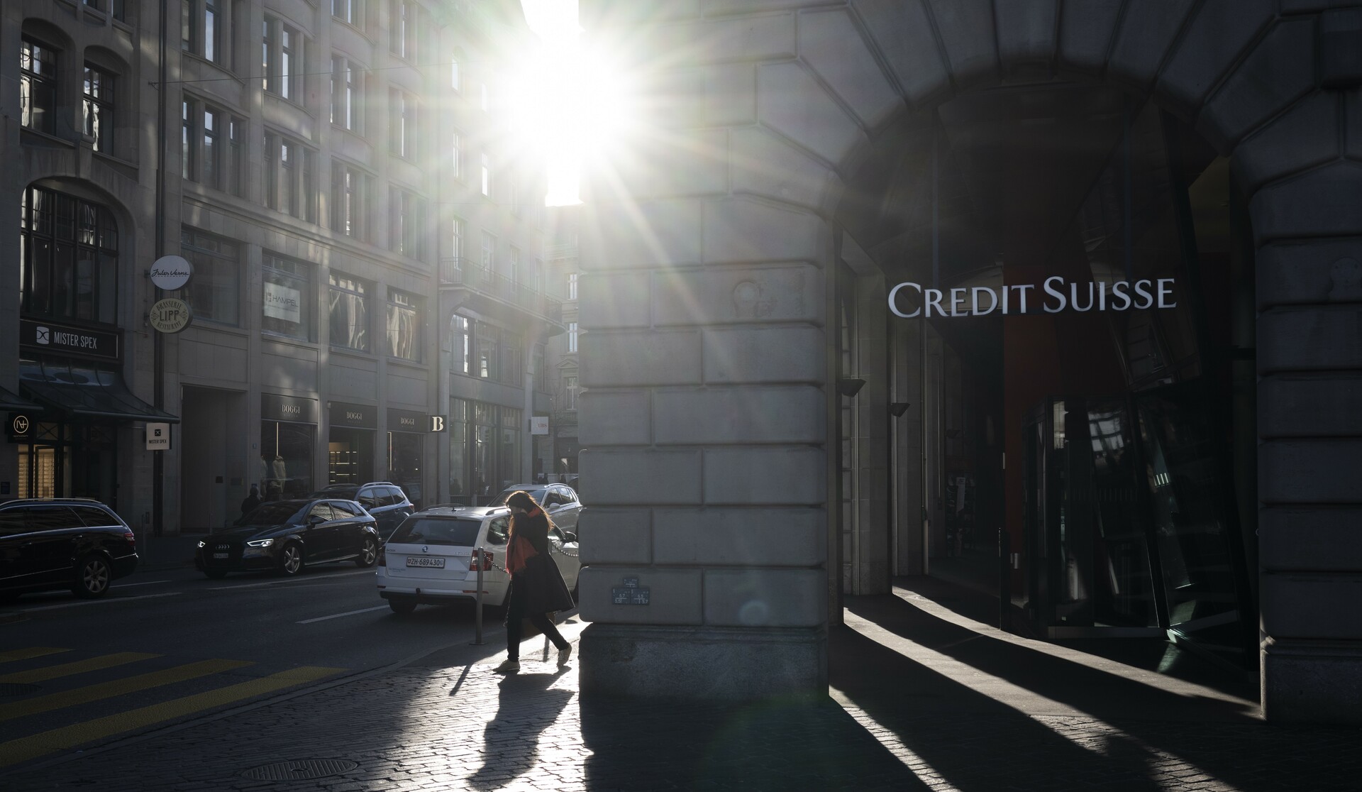Acelerada compra de Credit Suisse por UBS afronta ahora posibles litigios