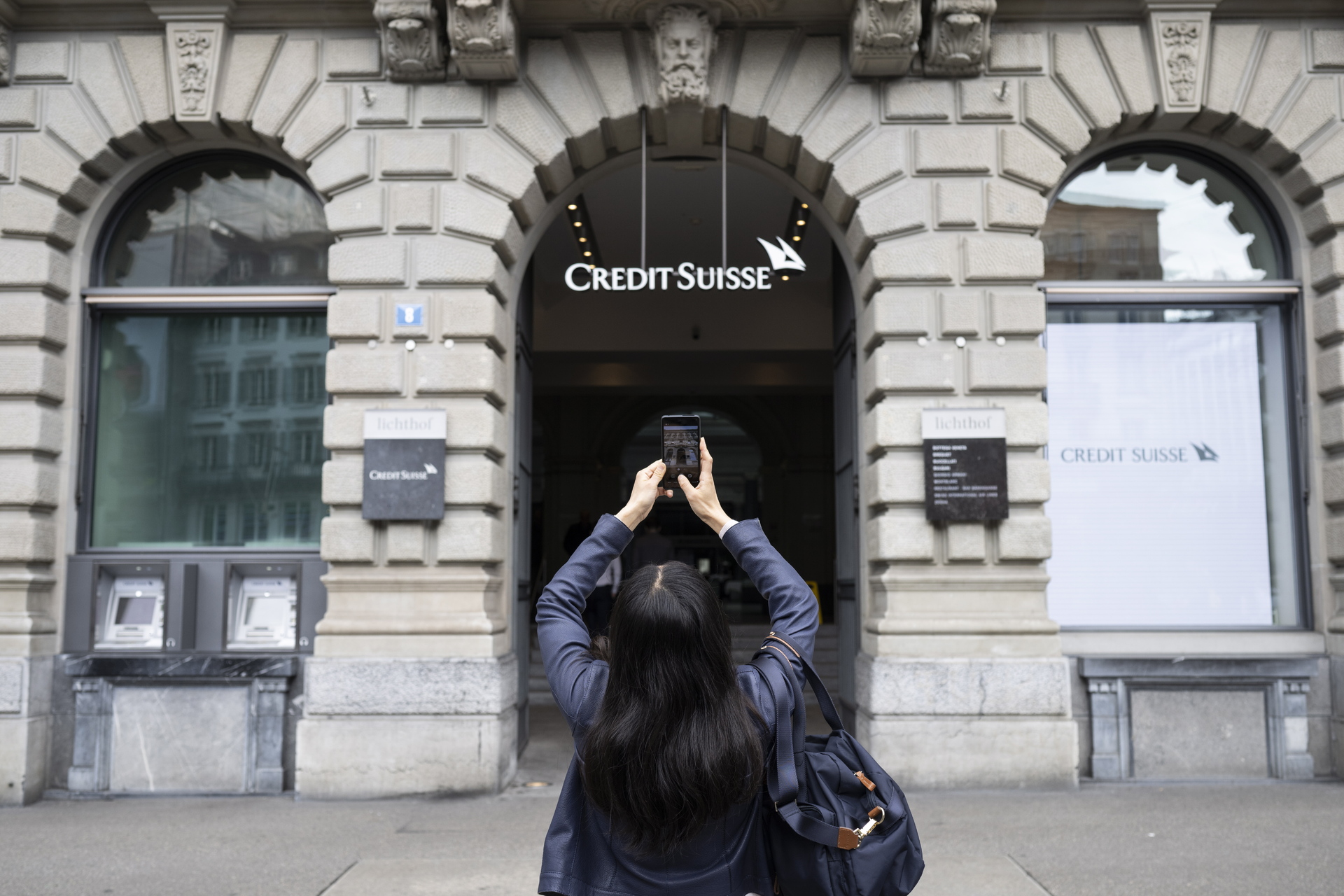 Gobierno de Suiza obliga a Credit Suisse a suspender pago de algunas primas