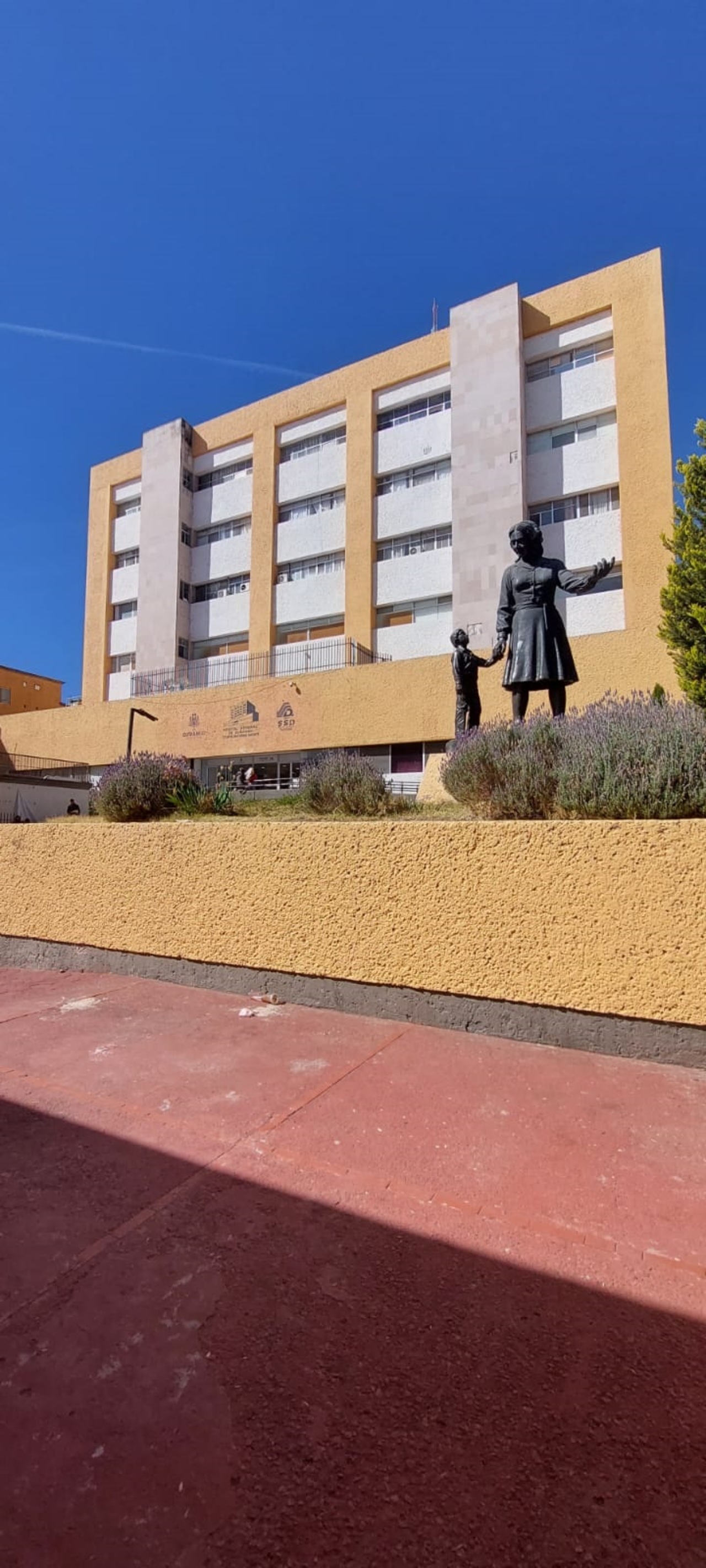 Con 14 años de edad, mujer da a luz a un bebé en el Materno Infantil. (EL SIGLO DE TORREÓN)