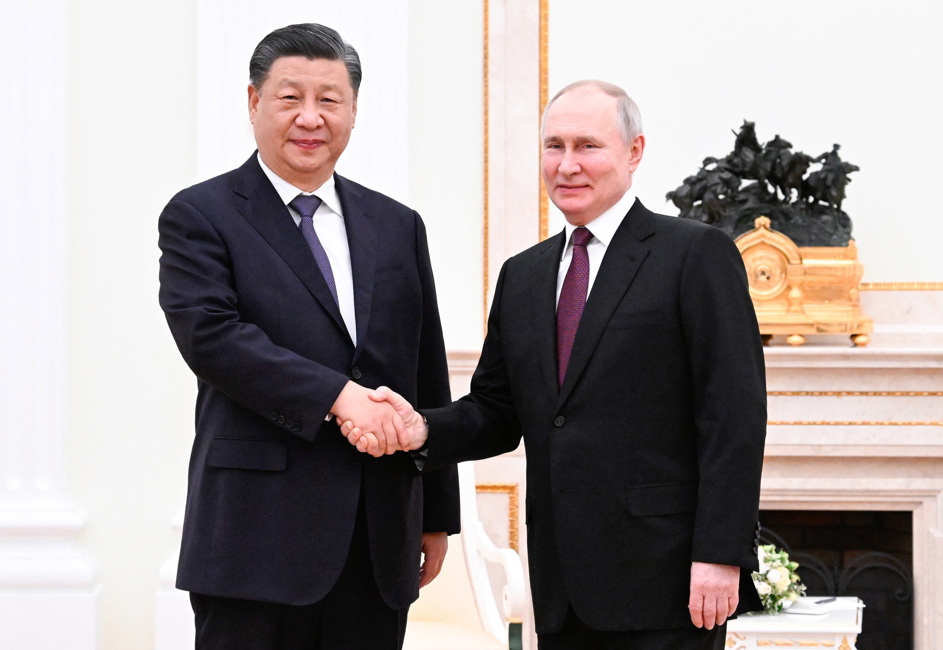 Moscú también prometió a Pekín el suministro ininterrumpido de hidrocarburos para saciar las necesidades de su economía. (ARCHIVO)