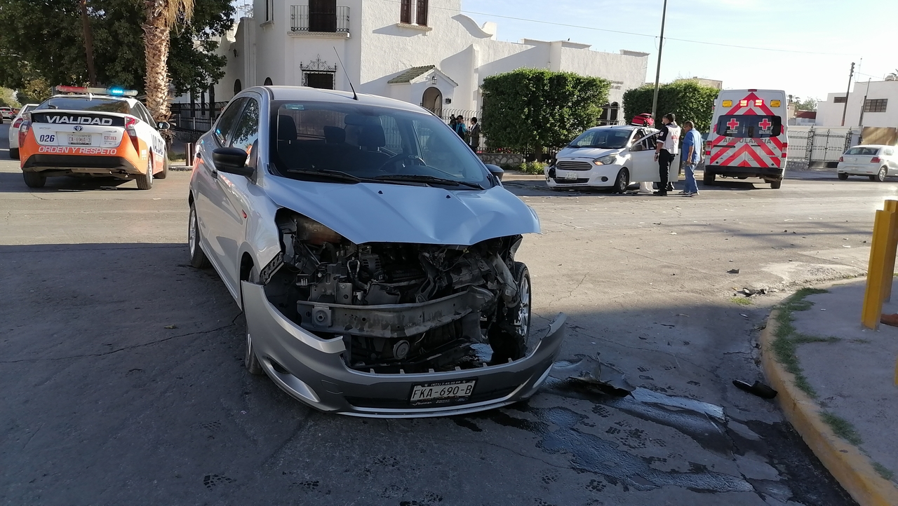Niña de 10 años y conductora resultan lesionadas en choque registrado en el Centro de Torreón.