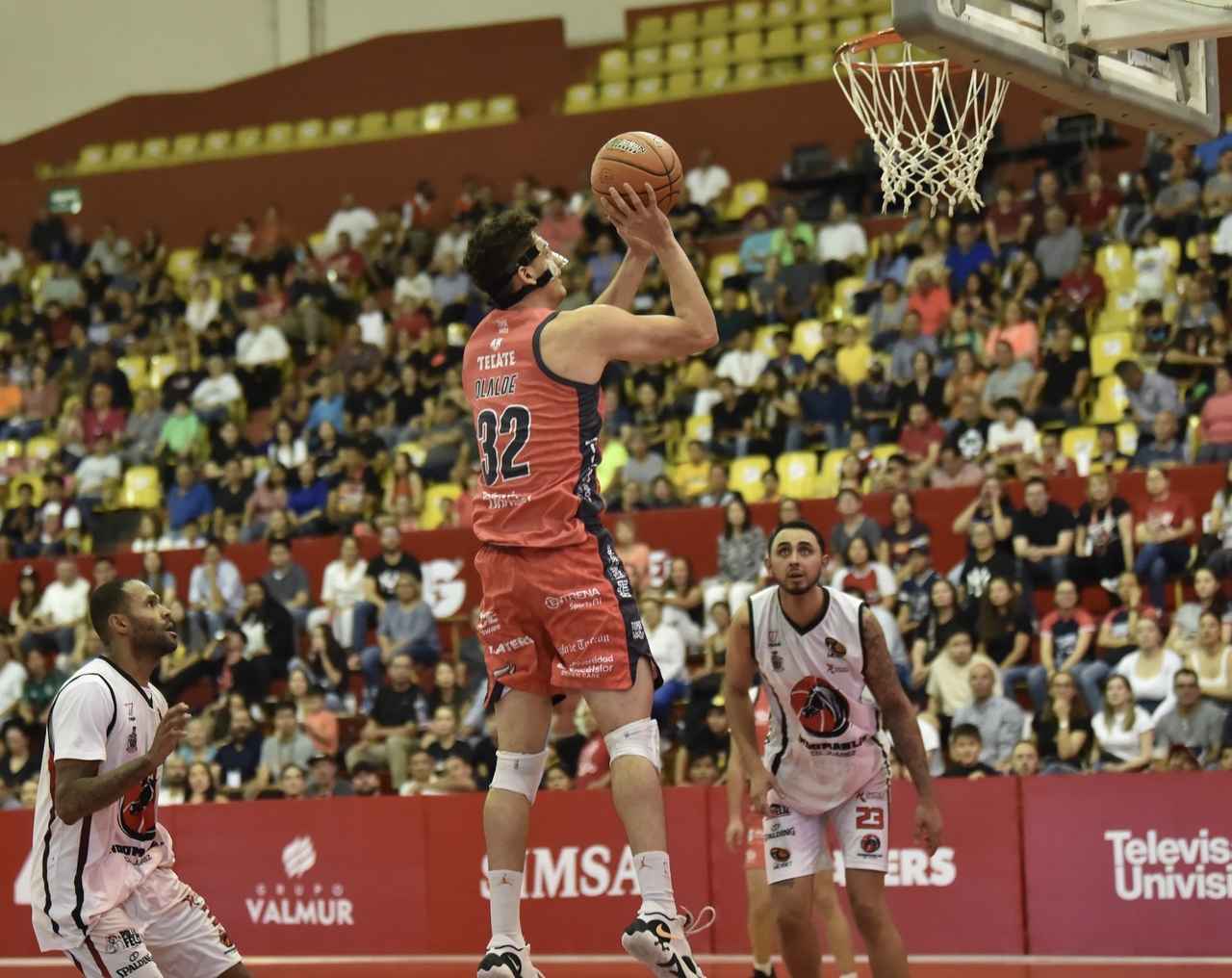 Raúl Olalde se destacó durante la parte final del partido y lideró a los Astados en el último cuarto, para lograr un importante triunfo que les permite prácticamente amarrar el boleto hacia los playoffs de la LBE, a falta de disputarse tres jornadas (RAMÓN SOTOMAYOR) 