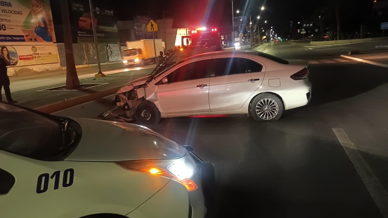 Un conductor chocó contra una palma del bulevar Independencia y abandonó el auto en el lugar.