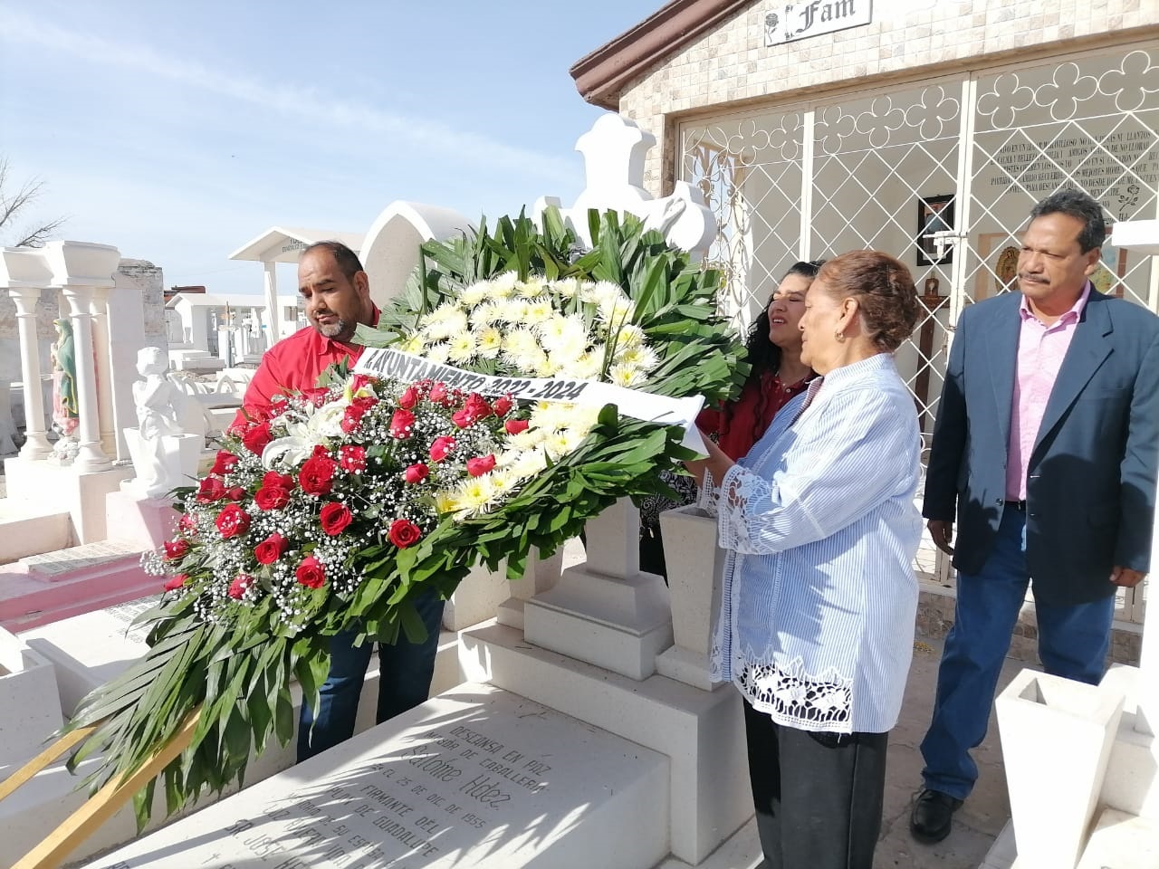 Las autoridades colocaron una ofrenda floral en honor al personaje revolucionario. (EL SIGLO DE TORREÓN)