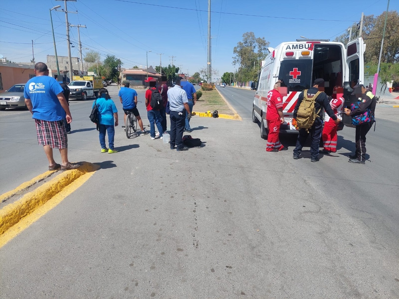Paramédicos de la Cruz Roja se encargaron de atender al conductor de la motocicleta ya que resultó con algunos golpes.