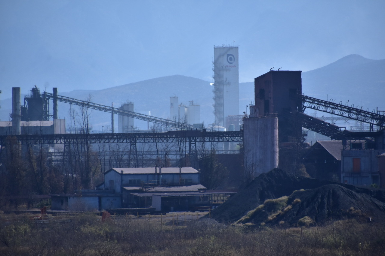 La falta de luz en la siderúrgica facilita el robo en las naves industriales.