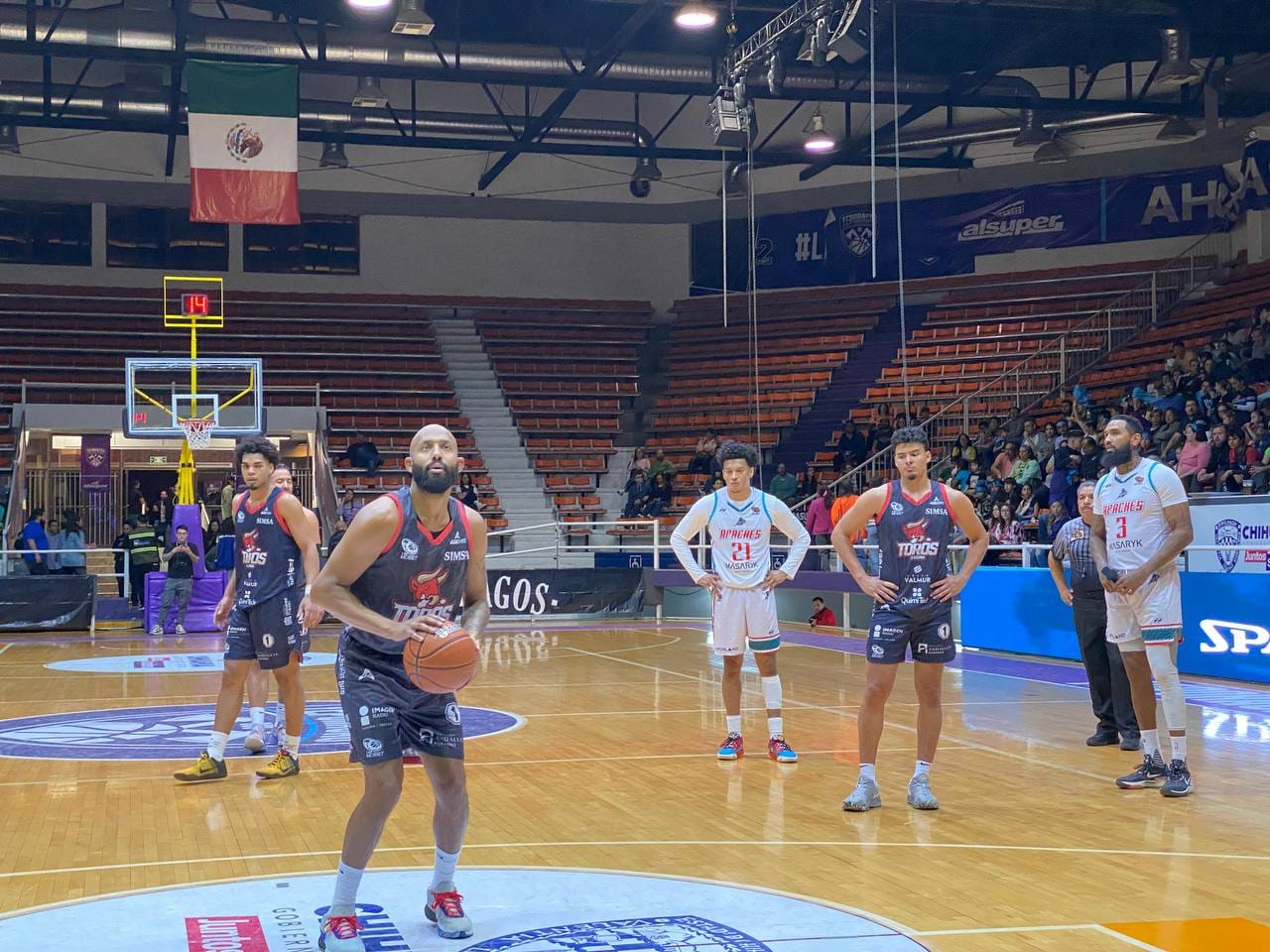 Jerime Anderson realizó su debut con los Astados y tuvo un buen desempeño sobre la duela (CORTESÍA TOROS)
