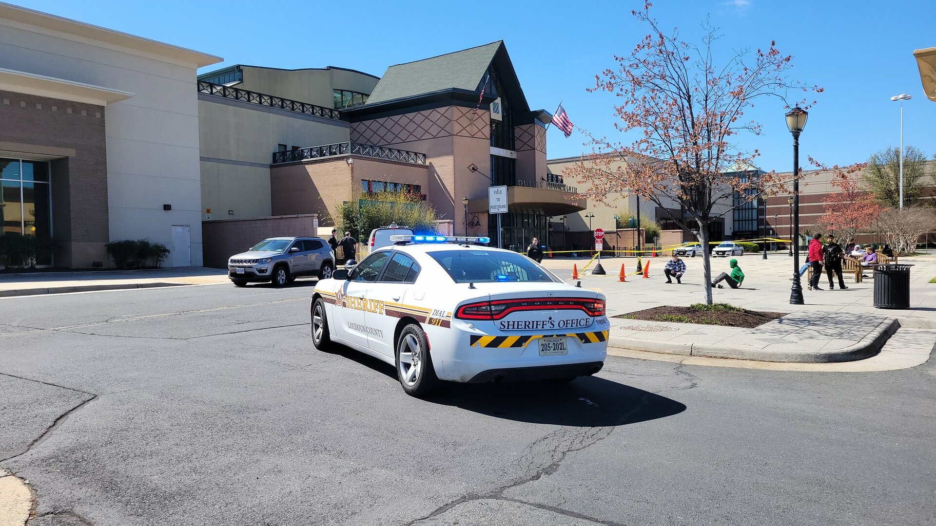Reportan al menos un herido tras tiroteo en centro comercial de Viriginia