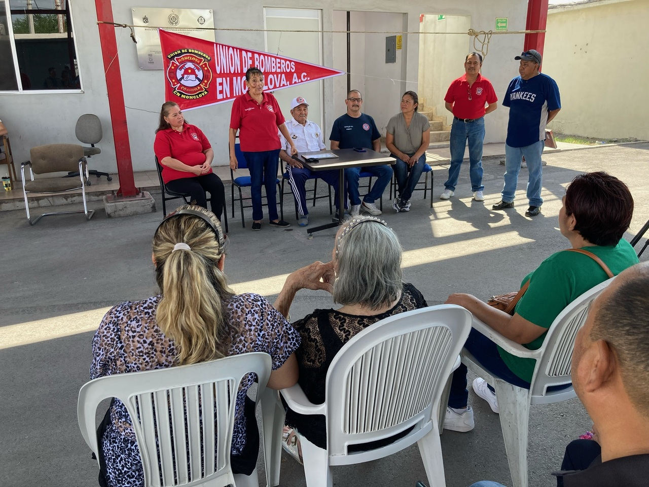 La organización otorgó reconocimientos a elementos del Heroico Cuerpo de Bomberos de Monclova retirados y en activo. (SERGIO A. RODRÍGUEZ / EL SIGLO DE TORREÓN)