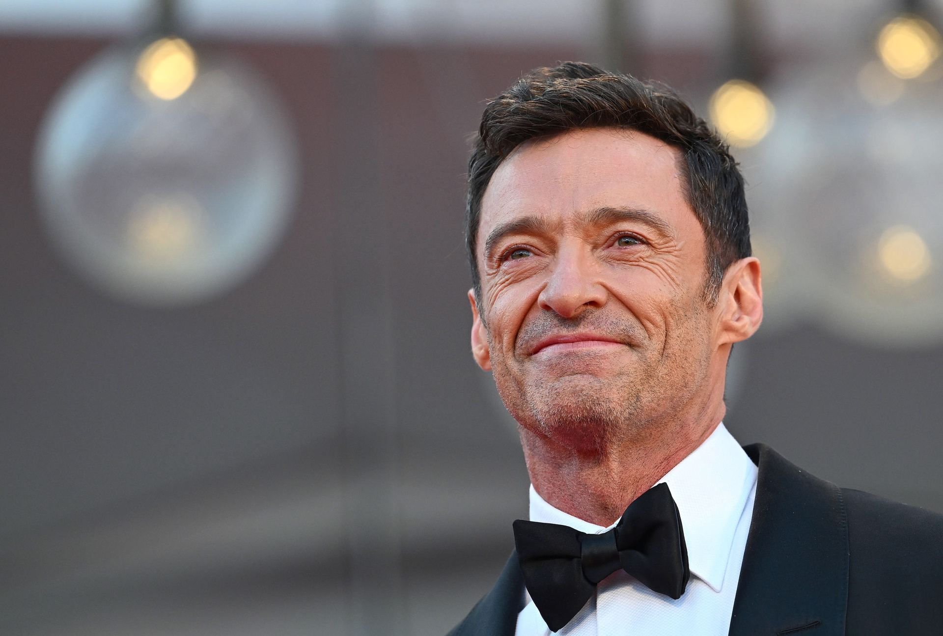 El actor australiano Hugh Jackman anunció este jueves que dio negativo en las dos biopsias a las que se sometió ante el riesgo de padecer células basales. (ARCHIVO)