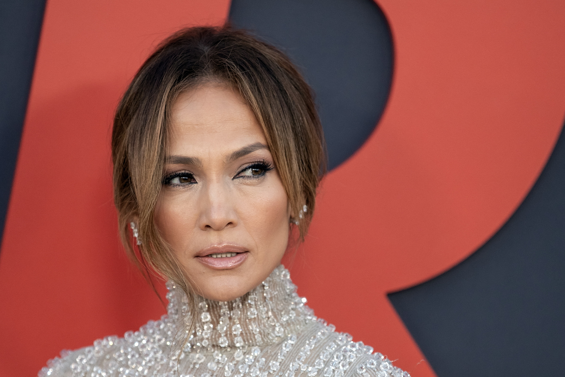 Jennifer Lopez causa molestias en redes tras lanzar marca de bebida alcohólica; ¿qué pasó?