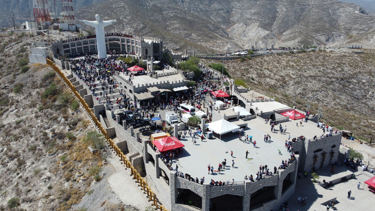 Asisten hasta 25 mil personas en representación del Viacrucis en el Cerro de las Noas
