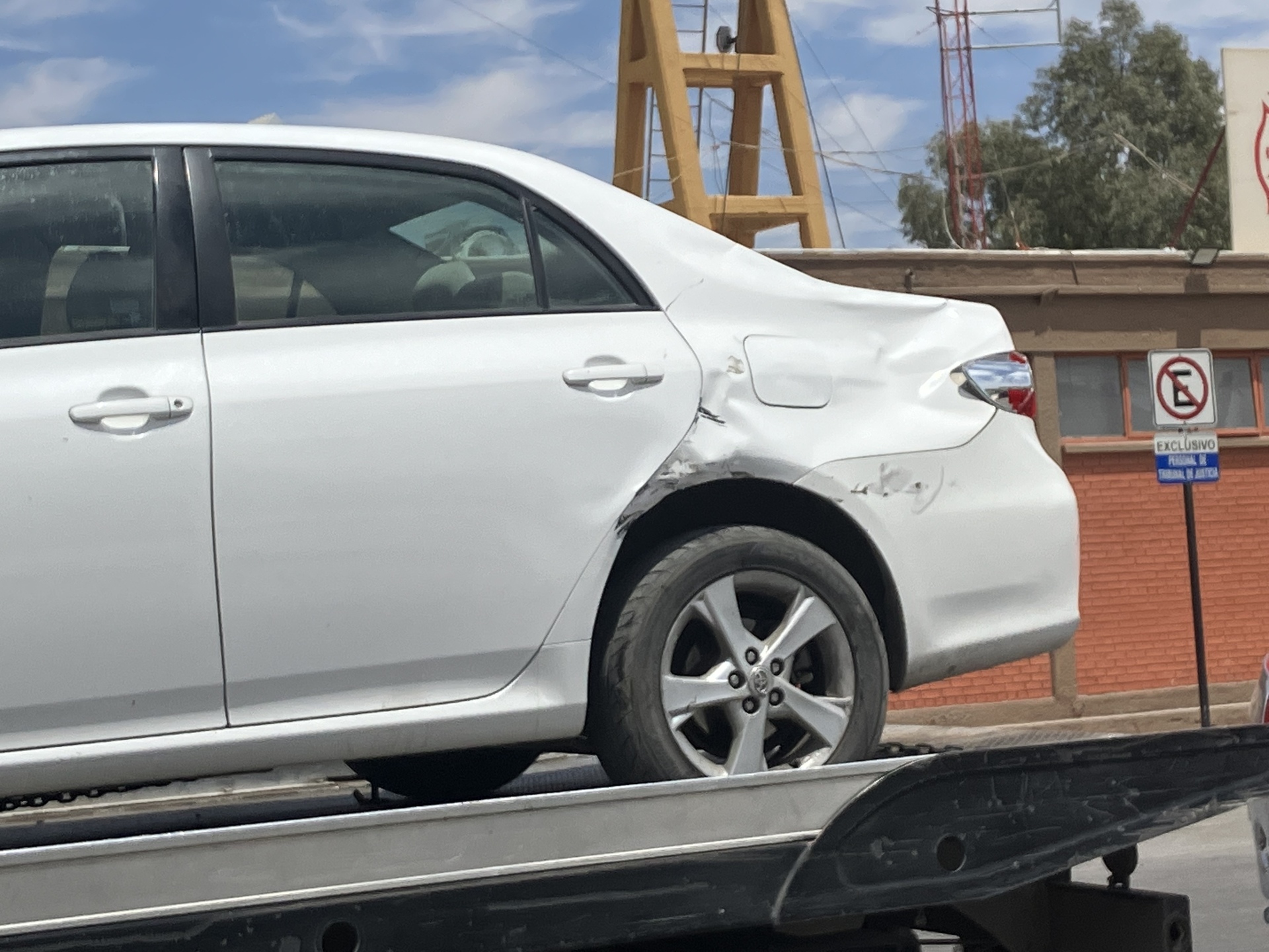 El motociclista chocó de frente contra la parte posterior izquierda del automóvil.