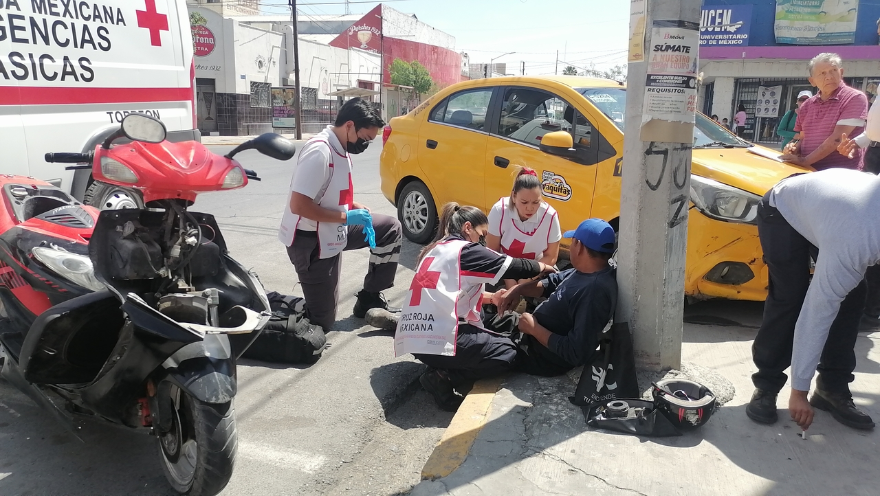 Taxista ignora luz roja del semáforo y termina por chocar contra motociclista en el Centro de Torreón.