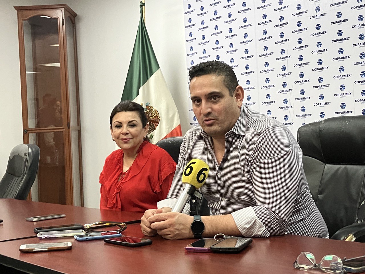 Jorge Reyes, de Coparmex, y Gabriela Sterling, de Poder Ciudadano MX X MX, dieron a conocer que la organización de dicho debate está a cargo de unos 300 organismos de todo el estado. (MARÍA ELENA HOLGUÍN)