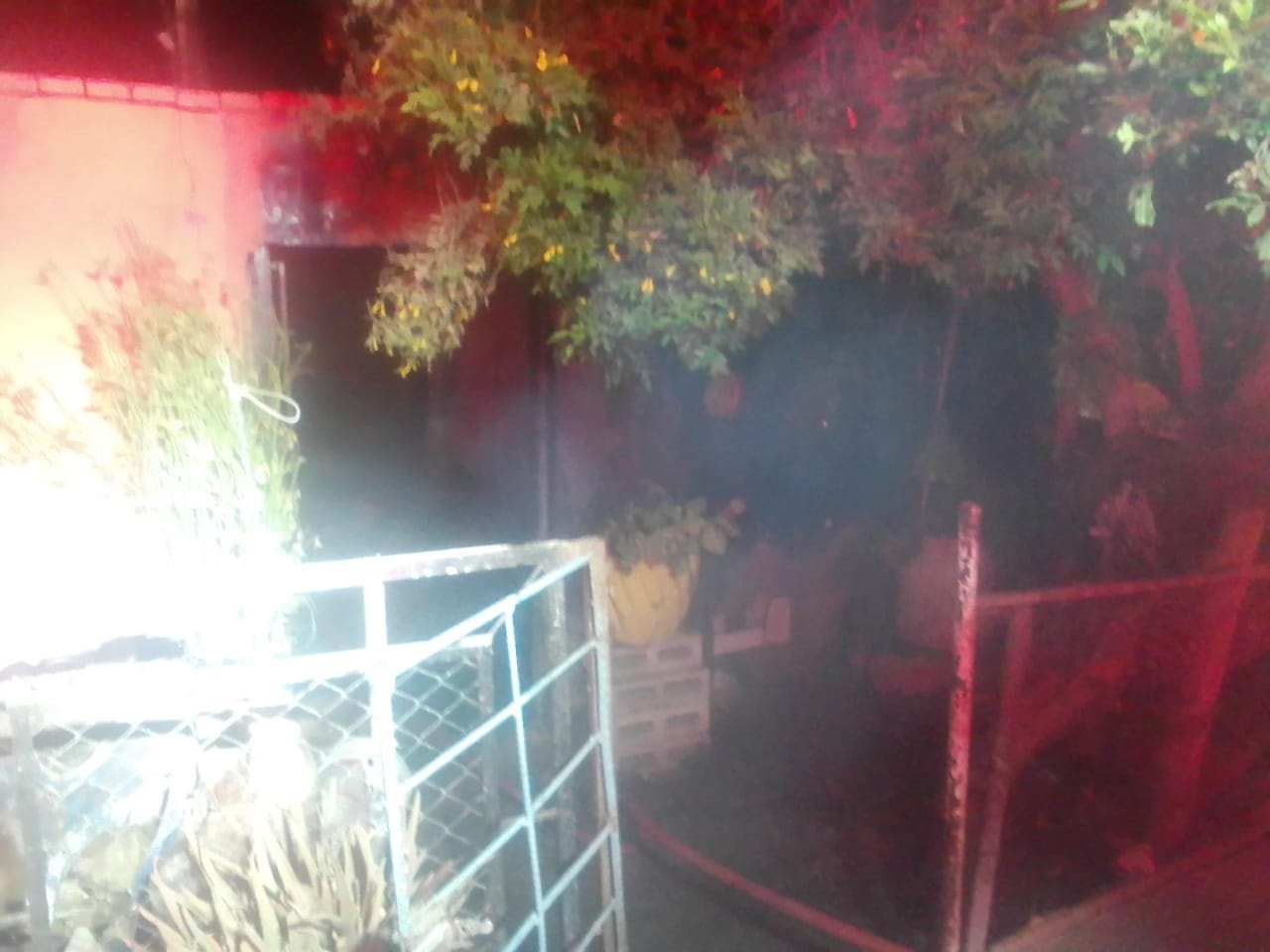 Fuego consume vivienda del ejido San Luis de Torreón, la propietaria de la casa lo perdió todo.