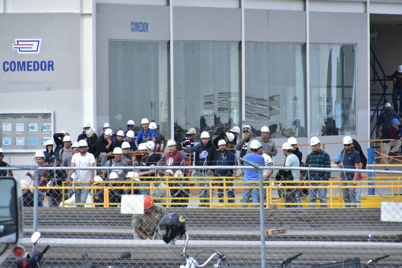 Los trabajadores no abandonaron la planta, se congregaron en los partidos de la industria como medida de protesta. (ARCHIVO)