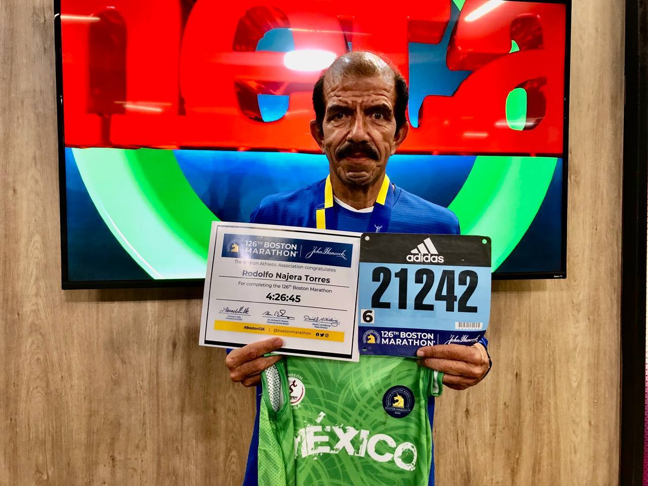 El gomezpalatino Rodolfo Nájera Torres visitó las instalaciones de El Siglo de Torreón para contar sus experiencias como corredor; ya terminó los maratones de Boston, Chicago y Nueva York. (MIXTÉ ANTUNA/EL SIGLO DE TORREÓN)