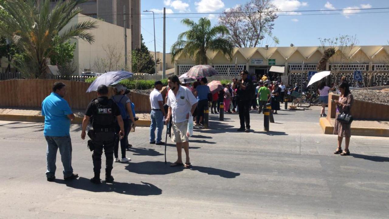 El sábado más de 100 derechohabientes cerraron un tramo del bulevar Revolución de Torreón por la mala atención en la farmacia.