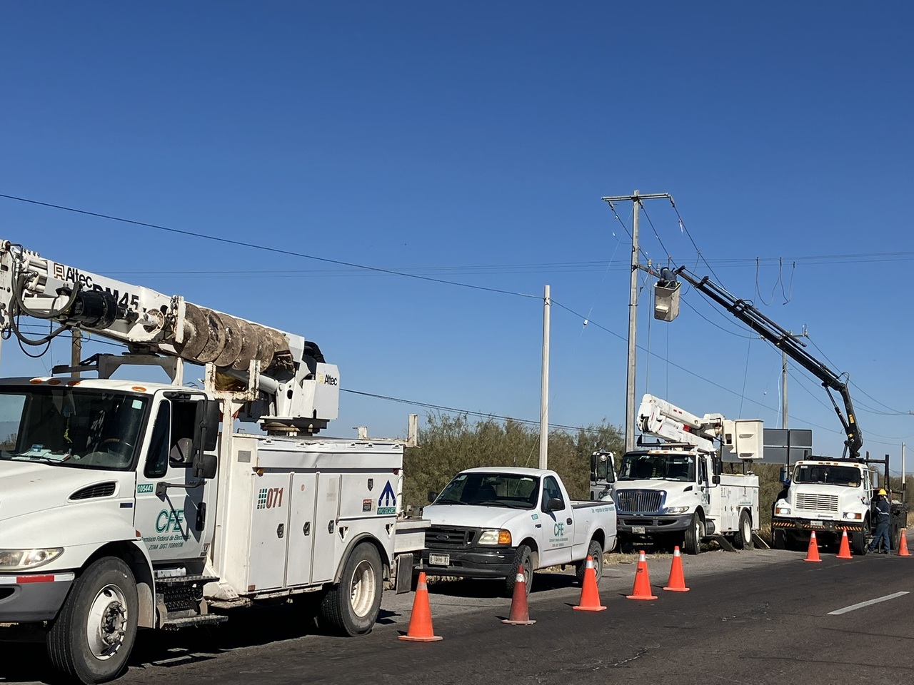 Ante los constantes apagones, personal de la CFE realizó algunas mejoras en la red eléctrica en el municipio de San Pedro.