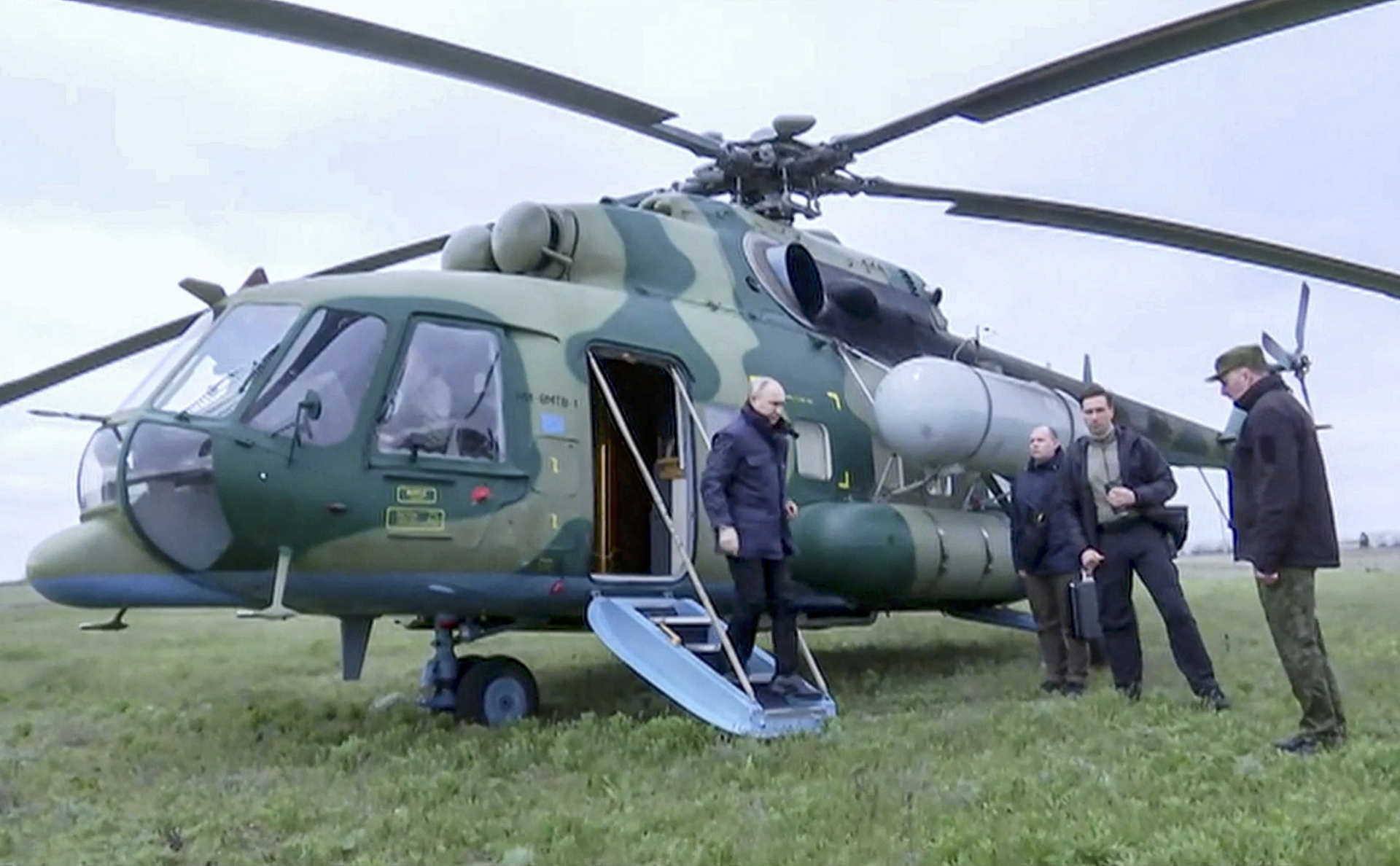 Vladimir Putin visita cuarteles de las tropas rusas en los territorios ocupados de Jersón y Lugansk