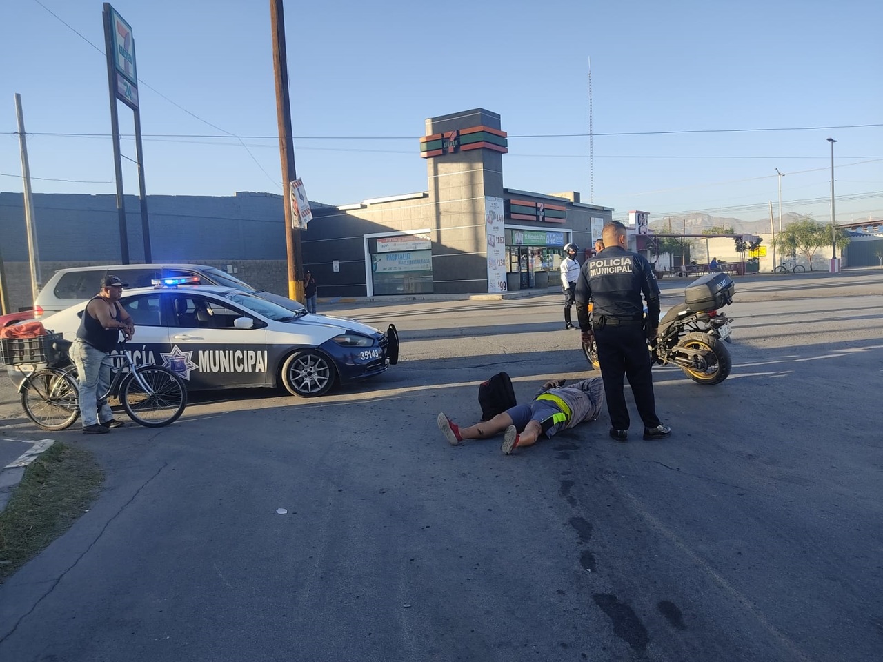 Hospitalizan a ciclista tras ser arrollado por una camioneta, el responsable huyó .