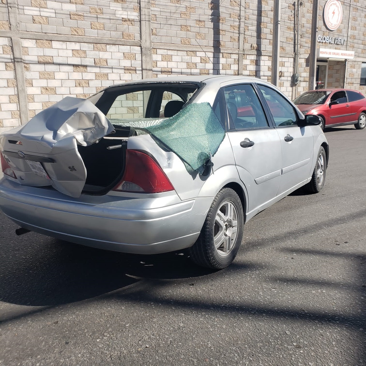 Ambos vehículos involucrados en el accidente resultaron con daños materiales de consideración.