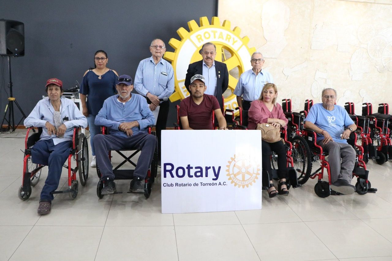 El Club Rotario de Torreón hizo entrega de sillas de ruedas al DIF municipal en apoyo a la comunidad vulnerable.