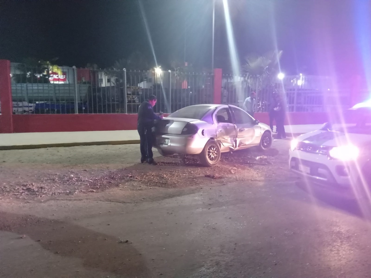 El vehículo se encontraba estacionado a las afueras de una empresa cuando fue impactado por una camioneta que se dio a la fuga.