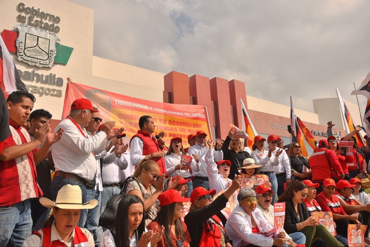 Mejía se comprometió a mejorar las condiciones laborales de los trabajadores al servicio del Estado.