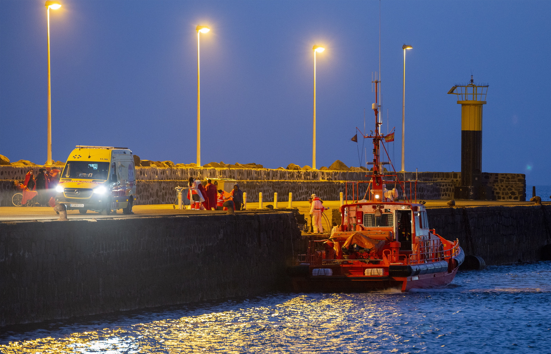 Autoridades españolas rescatan a 100 migrantes en aguas cercanas de las Islas Canarias