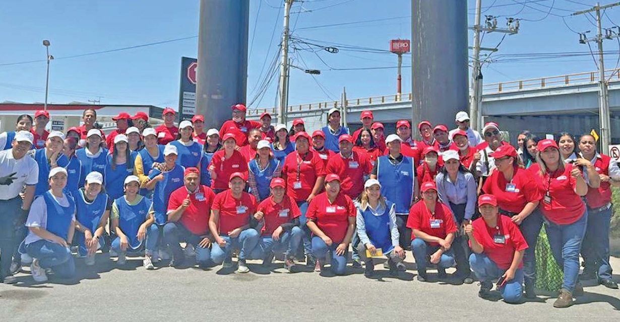 Voluntarios de Fundación Lala y de HEB de manera generosa participaron en el divertido festejo (CORTESÍA)