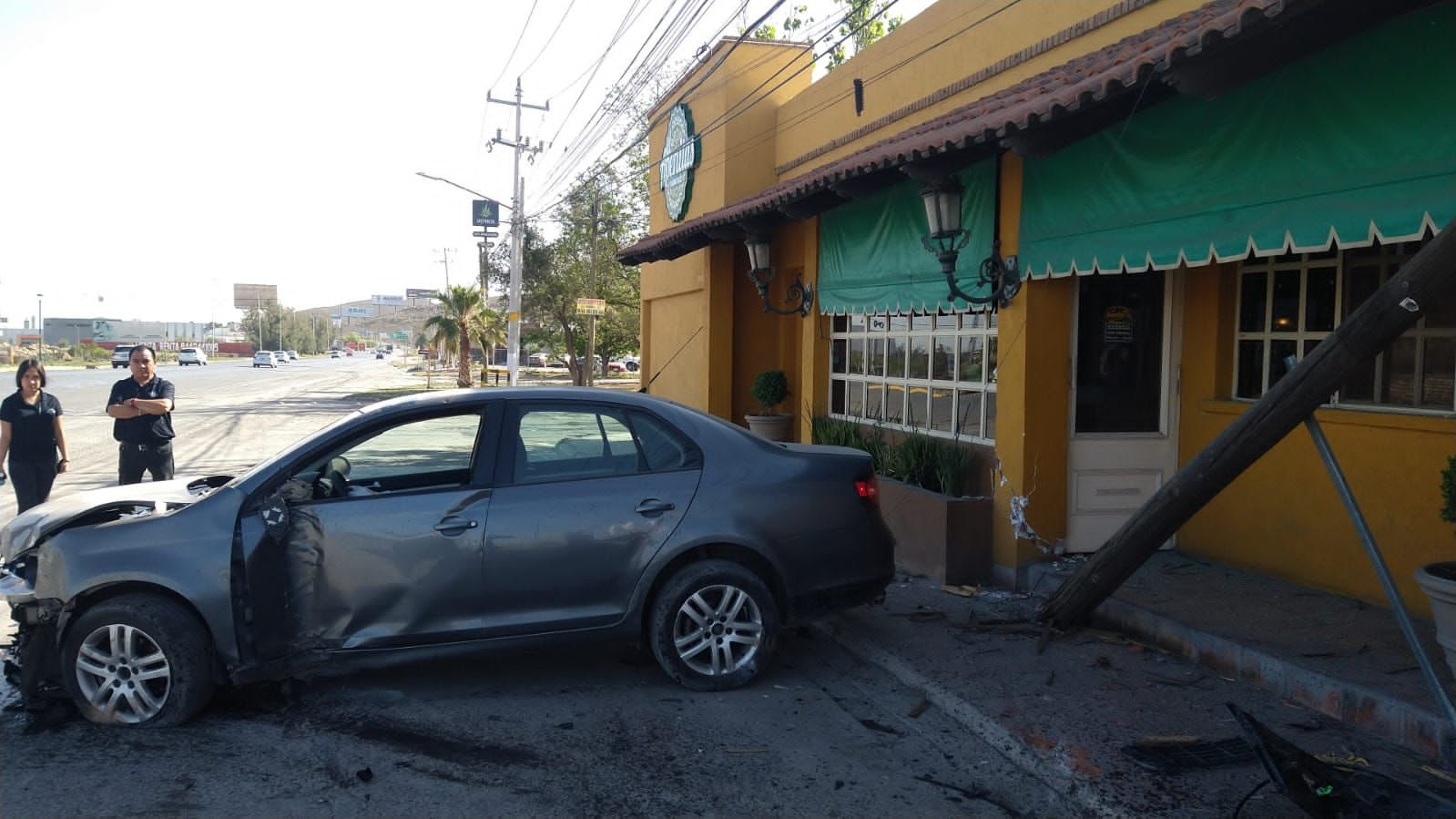 El vehículo fue remolcado hasta el corralón con la ayuda de una grúa. (Foto: ISABEL AMPUDIA / EL SIGLO COAHUILA)