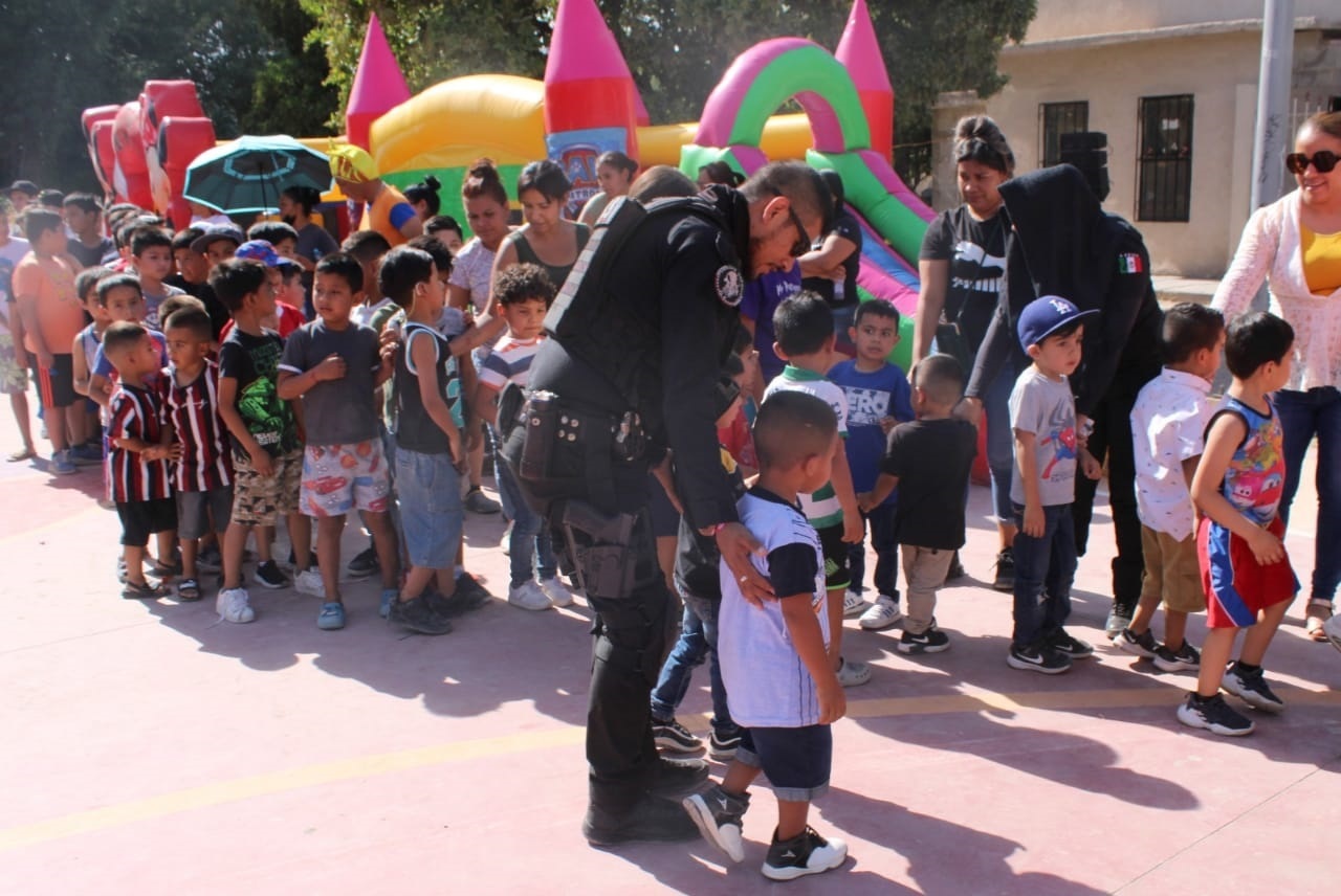 Cientos de niños acudieron al festejo que los agentes organizaron.