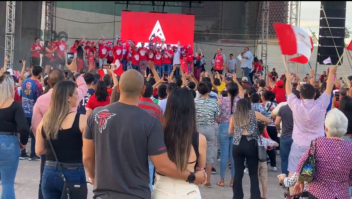 Aficionados celebran triunfo de Toros Laguna en la Plaza Mayor de Torreón